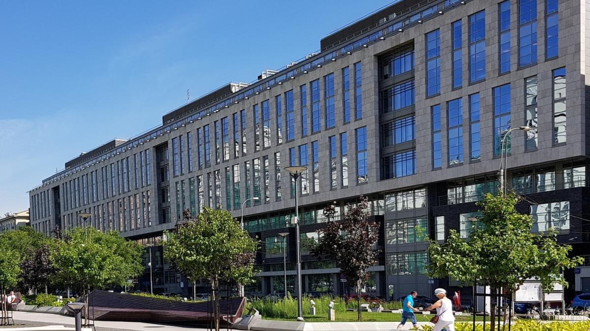 un bâtiment récent hébergeant des bureaux